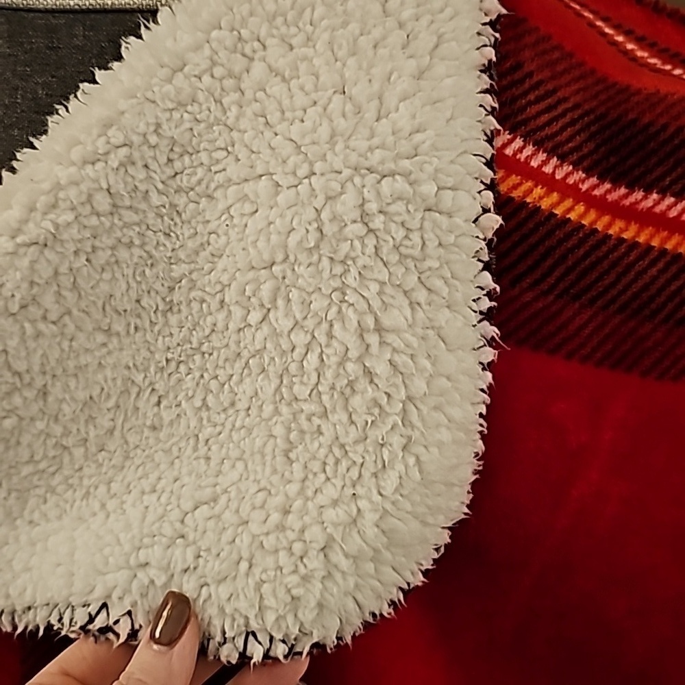Love Victoria 50 x 60 plaid fleece sherpa Christmas blanket - Picture 5 of 6